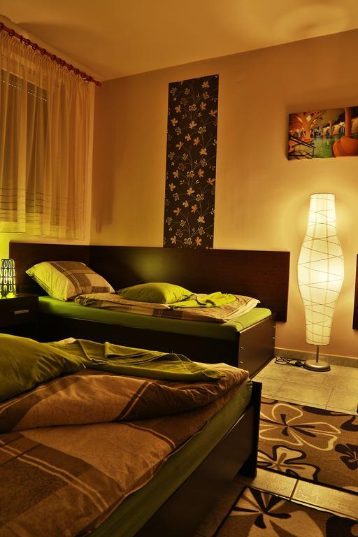 Aranyhid Vendeghaz Hotell Makó Rum bild