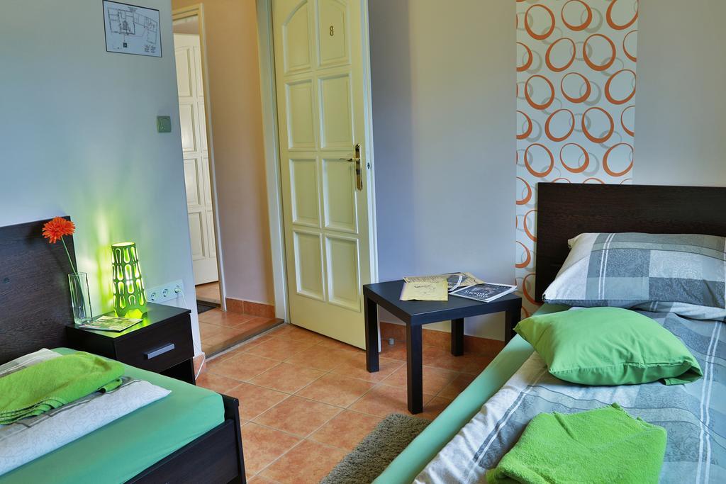 Aranyhid Vendeghaz Hotell Makó Rum bild