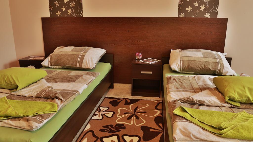 Aranyhid Vendeghaz Hotell Makó Rum bild
