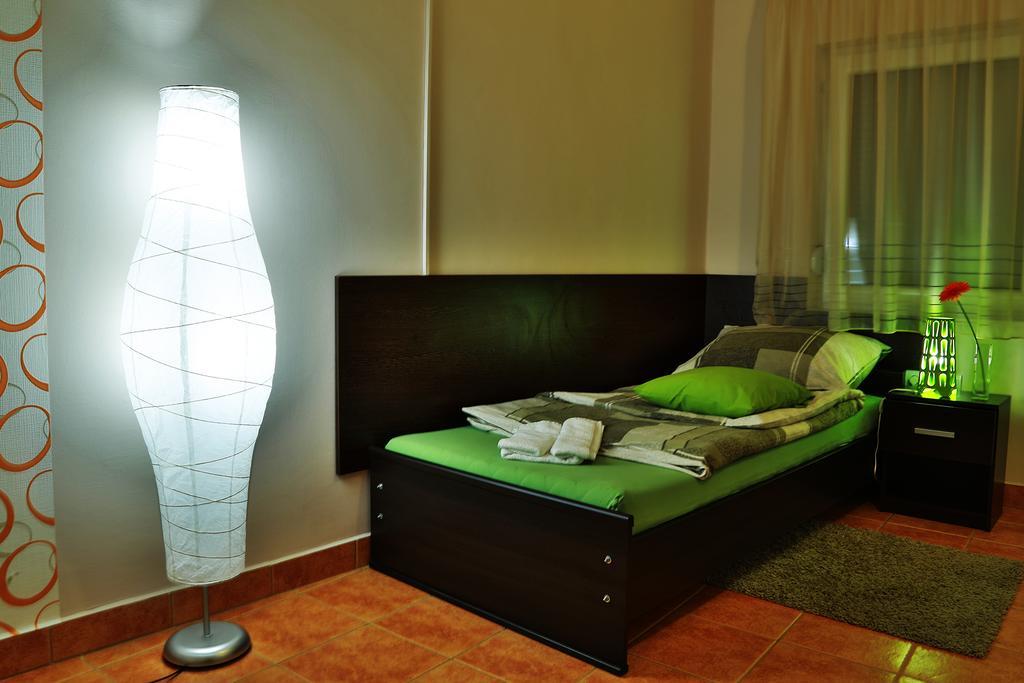 Aranyhid Vendeghaz Hotell Makó Rum bild
